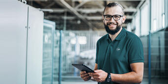 在这里--以及在世界上--就业。