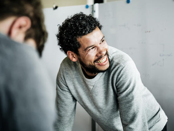 我们的目标：让员工持续满意。