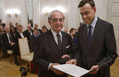 向 Josef Rettenmaier 先生颁发商业奖章